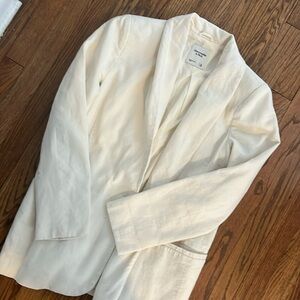Abercrombie Women’s Loose Fitting White Linen Blazer!